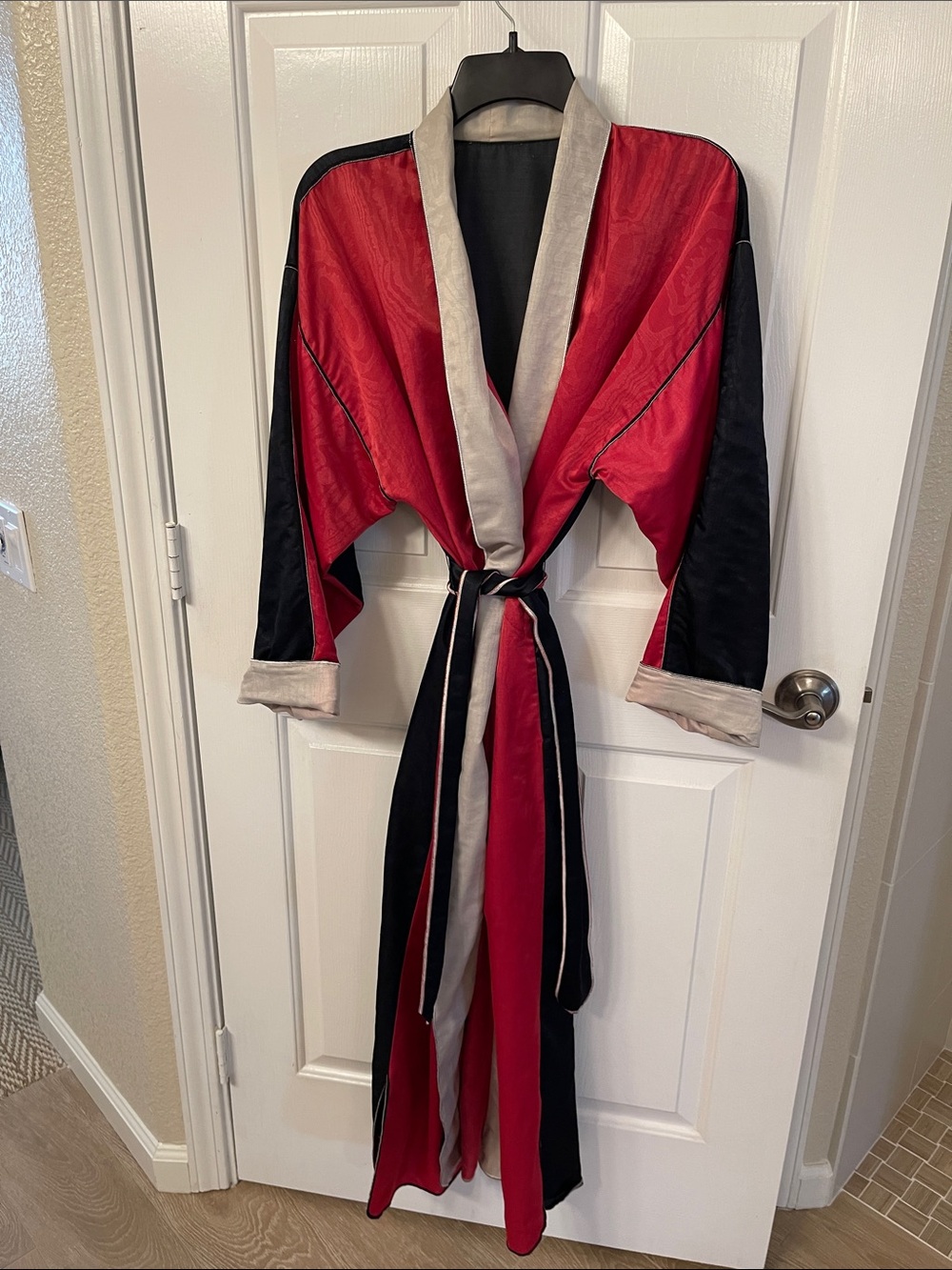 Fernando, Sanchez women’s robe, small, red black light gray